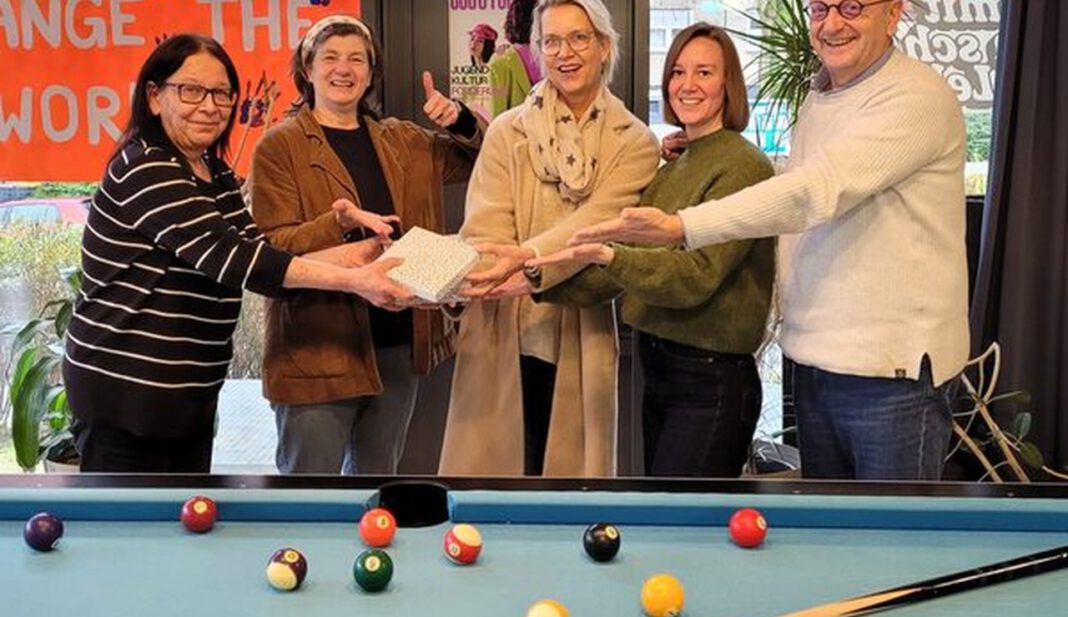 1.752 Euro für Wiesbadener Jugendtelefon nach Stadtteilfest im Schelmengraben