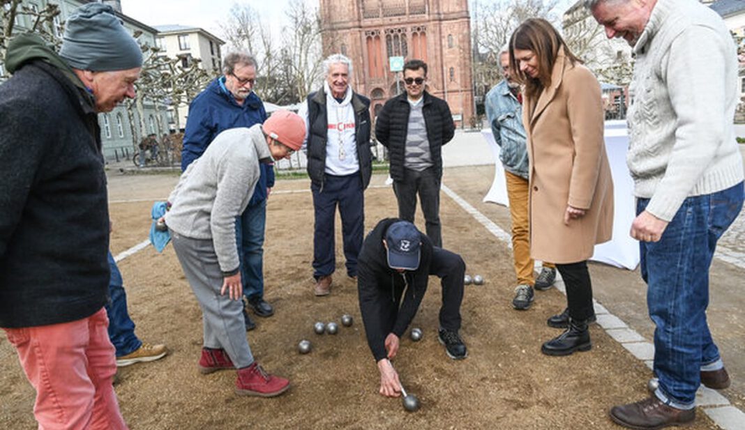 Bouleplatz am Luisenplatz öffnet nach Winterpause: Kostenloses Spiel- und Verleihangebot verfügbar