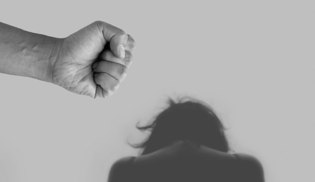 Eltville hisst Fahne von Terre des Femmes zum Aktionstag gegen Gewalt an Frauen Eltville hisst Fahne von Terre des Femmes zum Aktionstag gegen Gewalt an Frauen