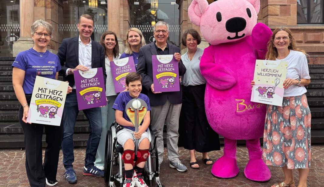 Engelsfackel vor Wiesbadener Rathaus: Zeichen für Kinderhospizarbeit und Familienunterstützung Engelsfackel vor Wiesbadener Rathaus: Zeichen für Kinderhospizarbeit und Familienunterstützung