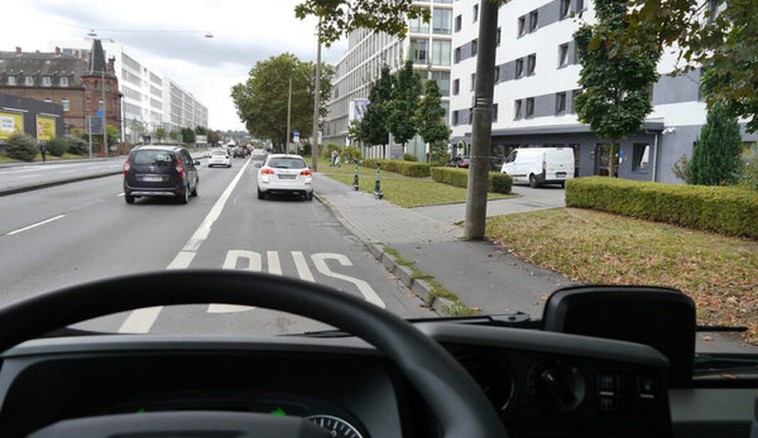 Frontkameras in 14 Wiesbadener Bussen dokumentieren Falschparker und entlasten den Fahrbetrieb