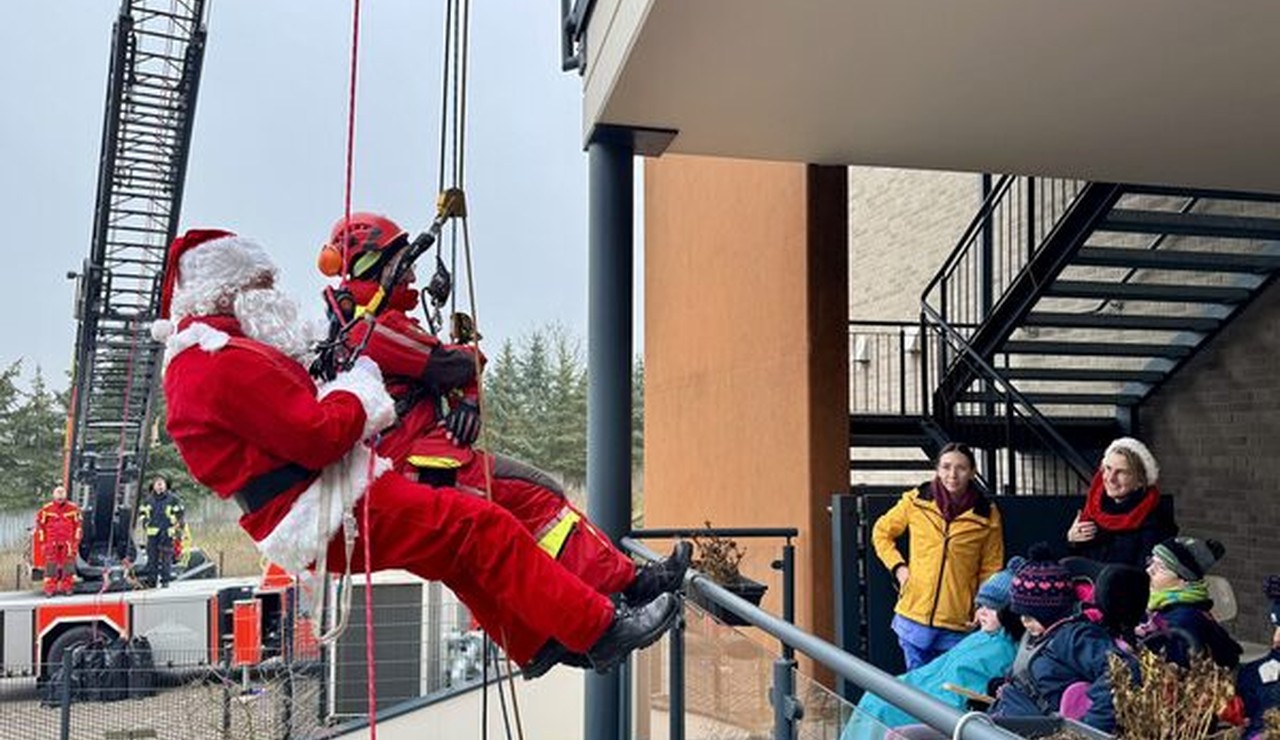Höhenretter der Feuerwehr Wiesbaden als Nikolaus bei Überraschungsbesuch im Zwerg-Nase-Zentrum Höhenretter der Feuerwehr Wiesbaden als Nikolaus bei Überraschungsbesuch im Zwerg-Nase-Zentrum