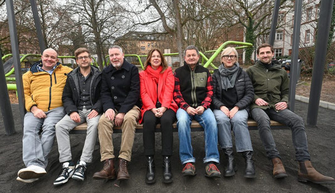 Hollywoodschaukel auf dem Schulberg ergänzt Aussichtspunkt über Wiesbadens Innenstadt