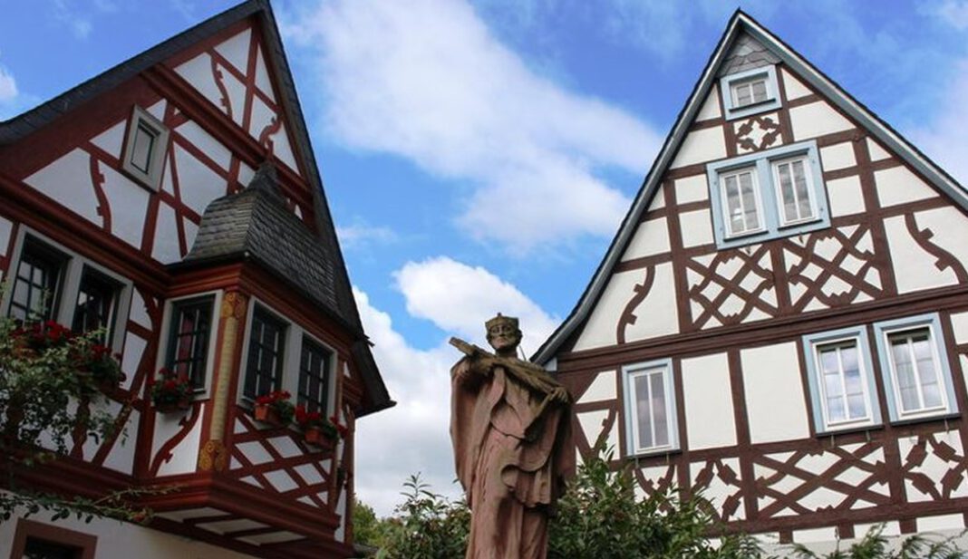Kopf wieder eingesetzt: Nepomuk Figur in Erbach nach Vandalismus restauriert Kopf wieder eingesetzt: Nepomuk Figur in Erbach nach Vandalismus restauriert