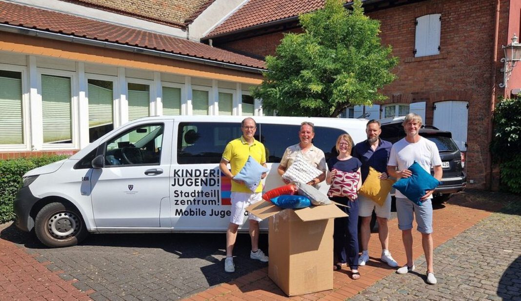 Lions Club übergibt rund 30 Kissen für Jugendtreffs in Wiesbadens östlichen Vororten