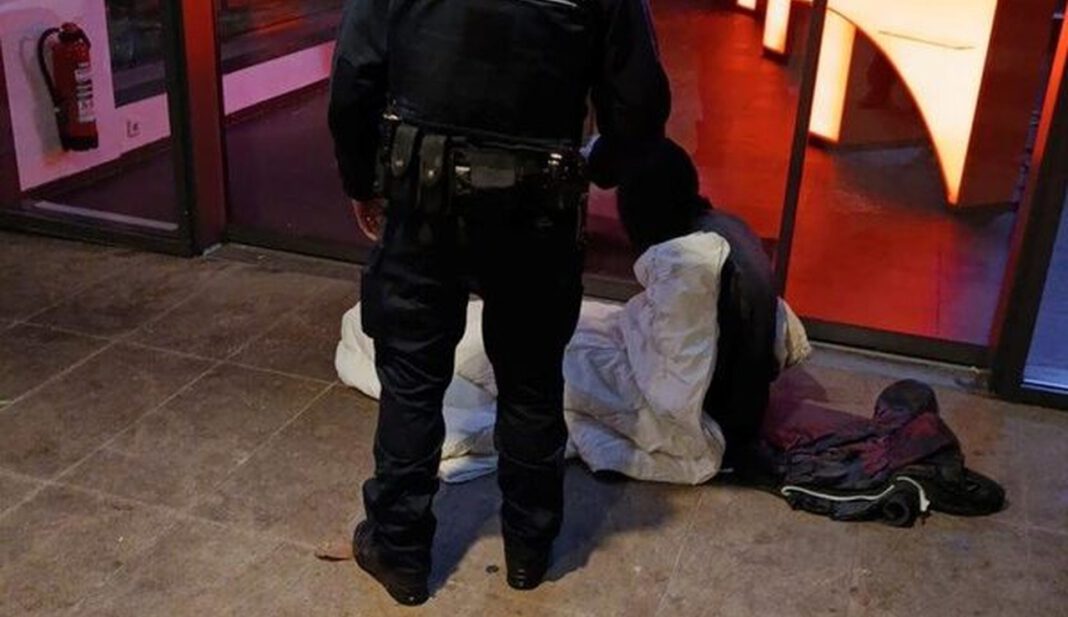 Nächtliche Hilfsaktion in Wiesbaden: Stadtpolizei reicht Tee und informiert über Hilfsangebote