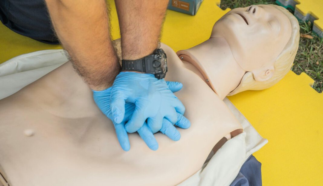 Rheingau Taunus Kreis startet appgestütztes Ersthelfersystem zur Unterstützung bei Herzstillstand Rheingau Taunus Kreis startet appgestütztes Ersthelfersystem zur Unterstützung bei Herzstillstand