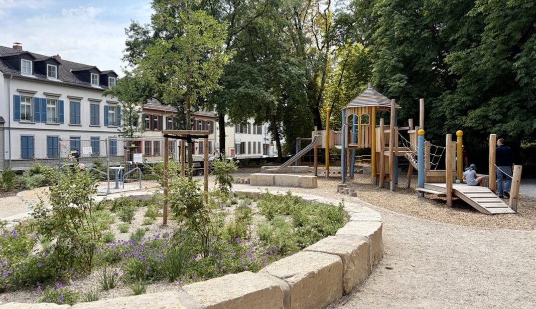 Spielplatz im Schlosspark Biebrich eröffnet mit inklusiven Spielangeboten
