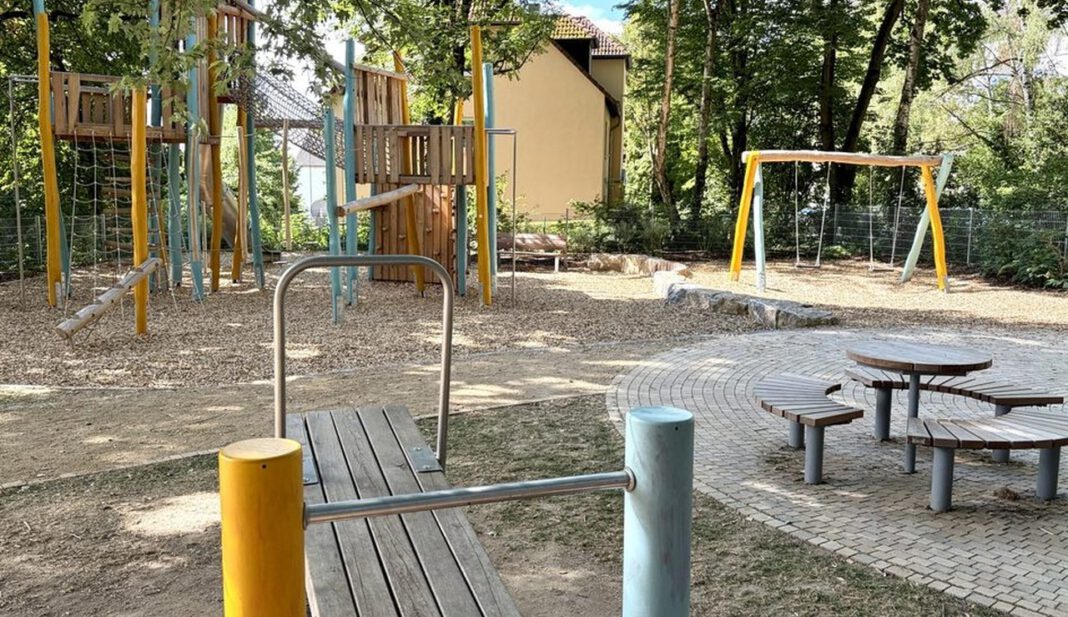 Spielplatz Moabiter Straße in Erbenheim nach Umbau wieder eröffnet