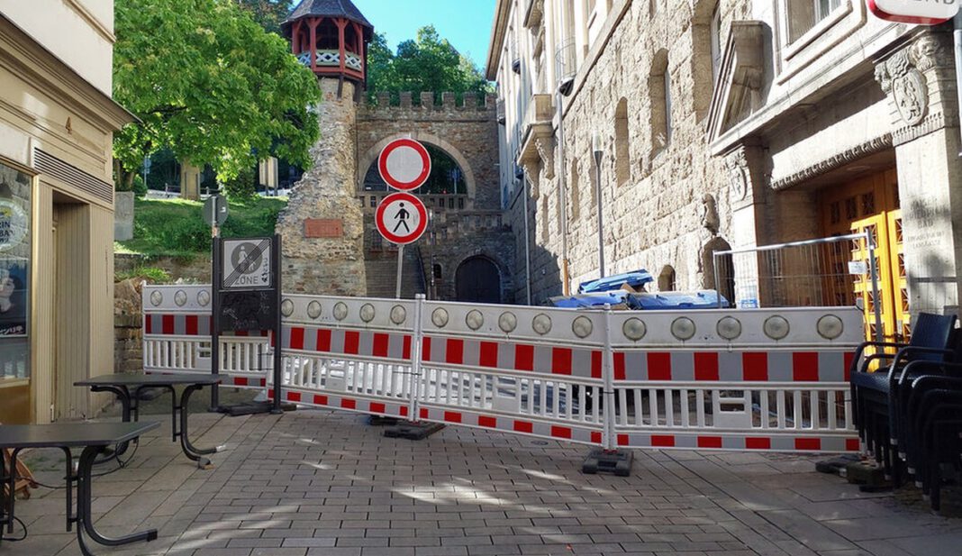 Straße Am Römertor und Zufahrt über Coulinstraße nach Fassadenschaden gesperrt