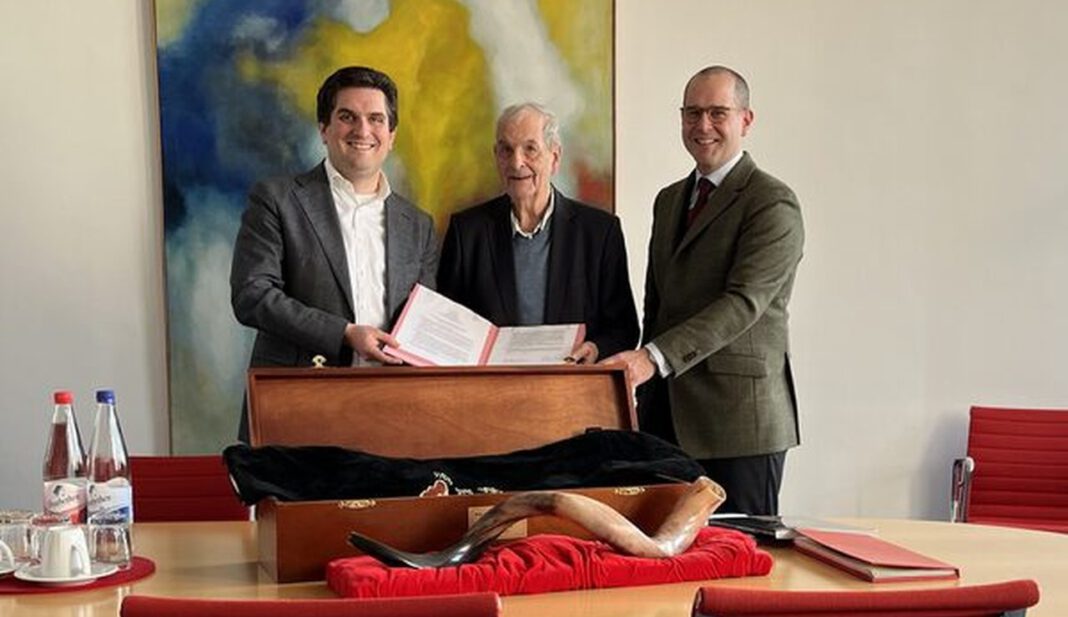 Theaterintendant Manfred Beilharz übergibt umfangreichen Nachlass an Stadtarchiv Wiesbaden