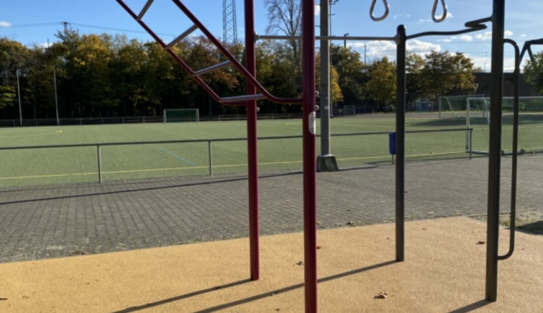Wiesbaden erweitert Sportplatz Amöneburg um Calisthenics Station und Basketballkorb