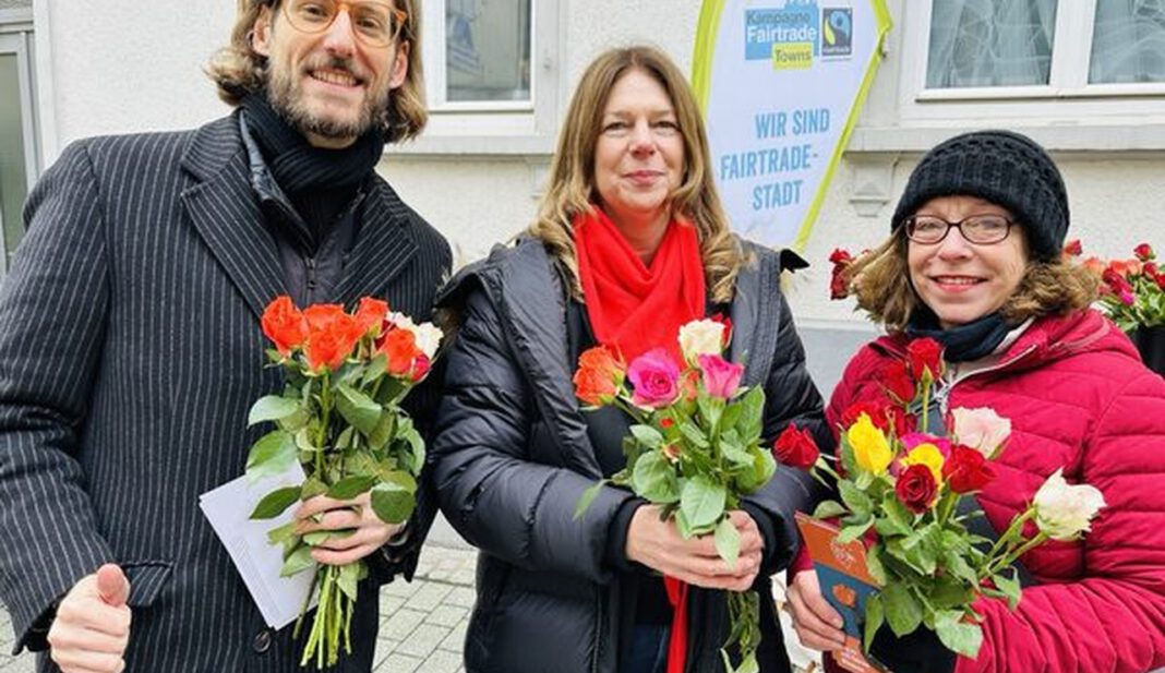 Wiesbaden verteilt Fairtrade-Rosen am Valentinstag und wirbt für fairen Handel Wiesbaden verteilt Fairtrade-Rosen am Valentinstag und wirbt für fairen Handel