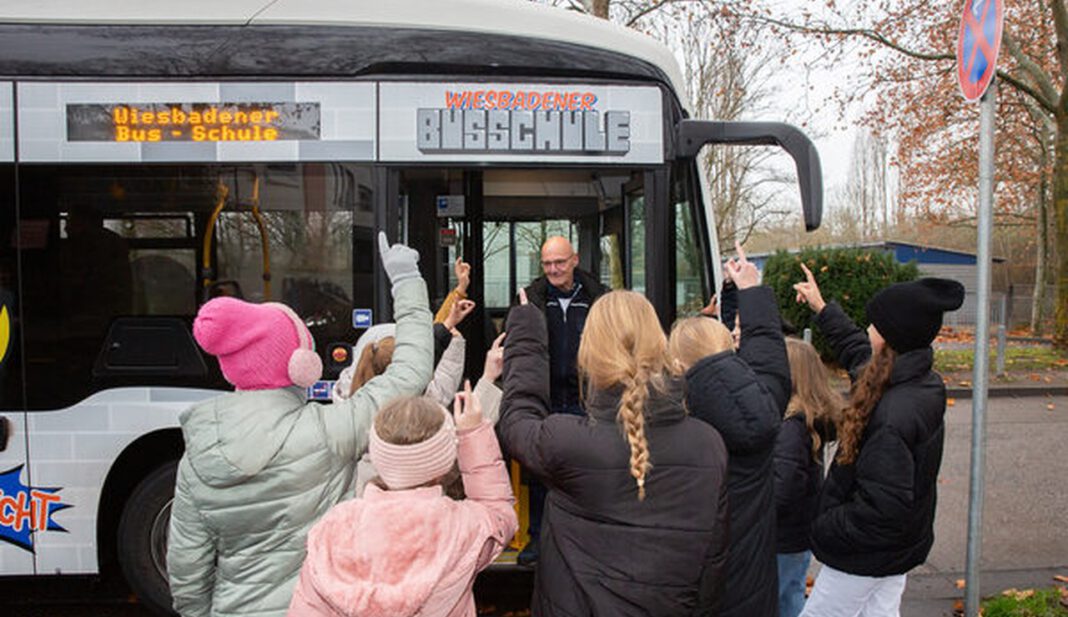 Wiesbadener Busschule schult 1.800 Schüler jährlich in sicherem Verhalten im ÖPNV Wiesbadener Busschule schult 1.800 Schüler jährlich in sicherem Verhalten im ÖPNV