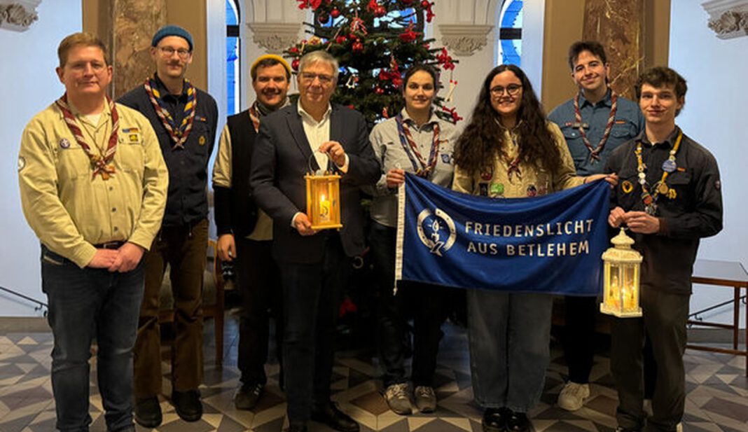 Wiesbadener Oberbürgermeister empfängt Friedenslicht von Pfadfindern im Rathaus